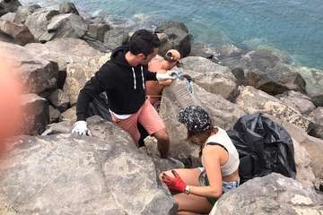 Limpieza de la escollera sur del muelle de Taliarte (Foto Pedro Martel/Wendy Cruz)